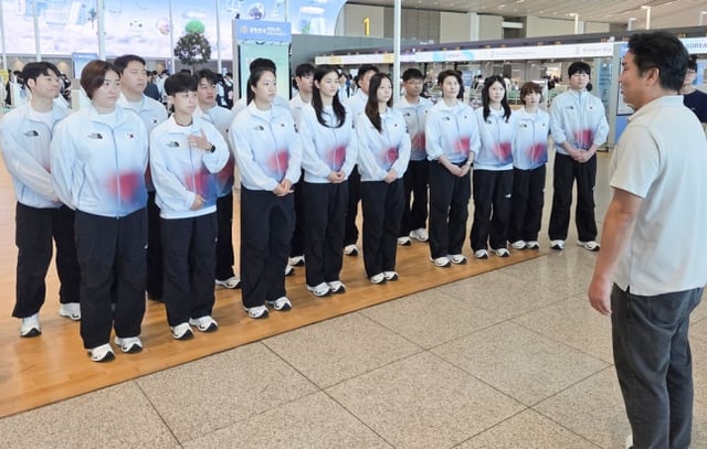 韩国Tak Gu (CEO)队于17日在仁川国际机场，在即将出征2026年爱知·名古屋亚运会之际，接受了李泰成Tak Gu-hyeop (Chairman)的鼓励。/图片=大韩乒乓球协会提供