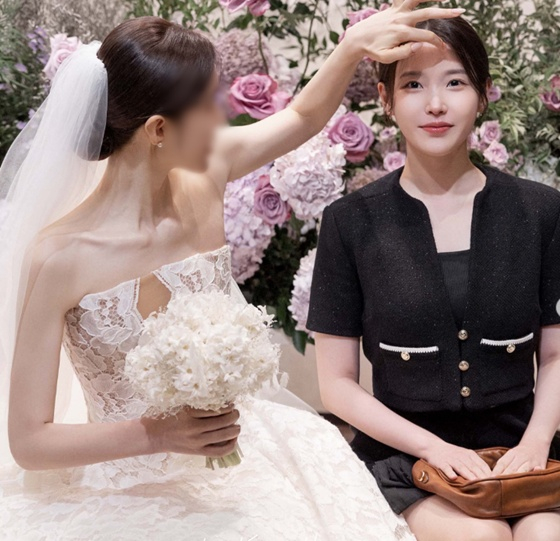 아이유(오른쪽)와 그의 헤어스타일리스트/사진=이경호 포토그래퍼 SNS