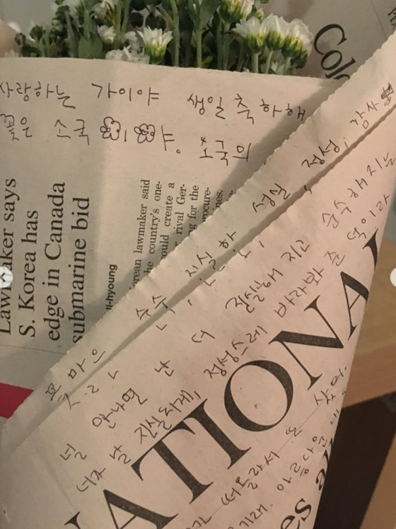Bó hoa mà Yoon Ga-i nhận được từ Kim A-young/Ảnh=SNS của Yoon Ga-i
