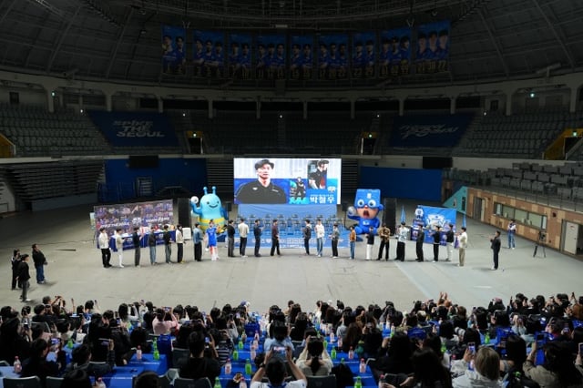 우리카드 배구단이 지난 4월 서울 장충체육관에서 열린 2026년 팬미팅에서 팬들 앞에 박철우 감독 선임 사실을 선공개하고 있다. /사진=우리카드 배구단 제공
