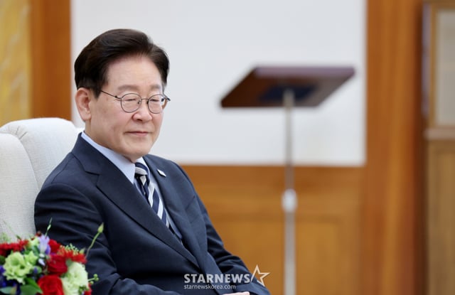 【ソウル=ニューシス】キム·ジナ記者=李在明(大統領府)大統領が17日、大統領府で国際エネルギー機関(IEA)事務総長と接見し、パーティービロルIEA事務総長の発言を聞いている。 (大統領府通信写真記者団)2026.09.17.bluesoda@newsis.com /写真=キム·ジナ