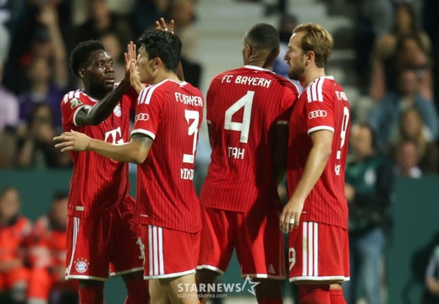 Kim Min-jae (segundo desde la izquierda) comparte un momento con sus compañeros y el equipo de Haifa durante el primer round de la 'Copa de la Asociación Alemana de Fútbol 2026-2027 (DFB-Pokal)' contra el VfL Osnabrück (2.ª división), disputada el pasado día 3 (hora coreana) en el estadio Bremer Brücke de Osnabrück, Alemania. /Foto=Reuters=NEWS1