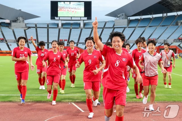 북한 여자축구 대표팀 선수들이 승리 후 응원단 석으로 향하고 있다. /사진=뉴스1