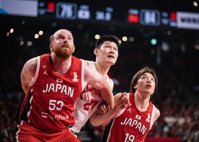 일본(빨간색 유니폼)과 중국의 경기. /사진=FIBA