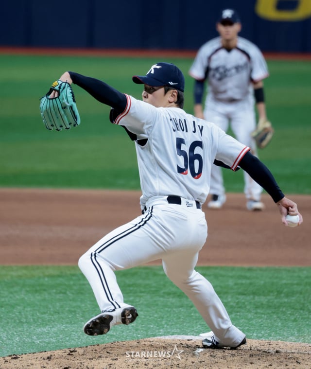 야구대표팀 최준용이 17일 서울 고척스카이돔에서 열린 상무와 2026 아이치-나고야 아시안게임 대비 평가전에서 8회초 승부치기 때 등판해 투구하고 있다. /사진=강영조 선임기자