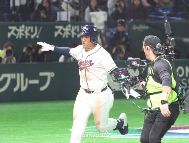 Baseball national team's second batter, Lowame Jones, hit a solo home run in the bottom of the 8th inning with two outs during the second match of the 2026 WBC Tokyo Pool opening between South Korea and Czech Republic at Tokyo Dome on March 5. Afterward, he performed an airplane ceremony while rounding the bases. 2026.03.05. /Photo=Senior reporter Kang Young-jo cameratalks@