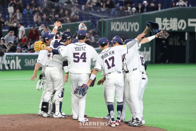 The South Korean baseball national team secured its first victory by defeating Czech Republic 11-4 in the second match of the 2026 WBC Tokyo Pool opening held at Tokyo Dome on March 5. Head coach Ryu Ji-hyun and the players celebrated after completing their defense in the top of the 9th inning. /Photo=Senior reporter Kang Young-jo cameratalks@