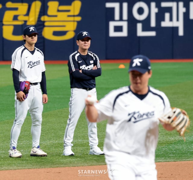 Baseball national team member Kim Do-young was seen talking with head coach Ryu Ji-hyun while conducting third base fielding practice with Noh Si-hwan during the first training session for the 2026 Aichi-Nagoya Asian Games at Gocheok Sky Dome on the 15th. 2026.09.15. /Photo=Senior reporter Kang Young-jo cameratalks@