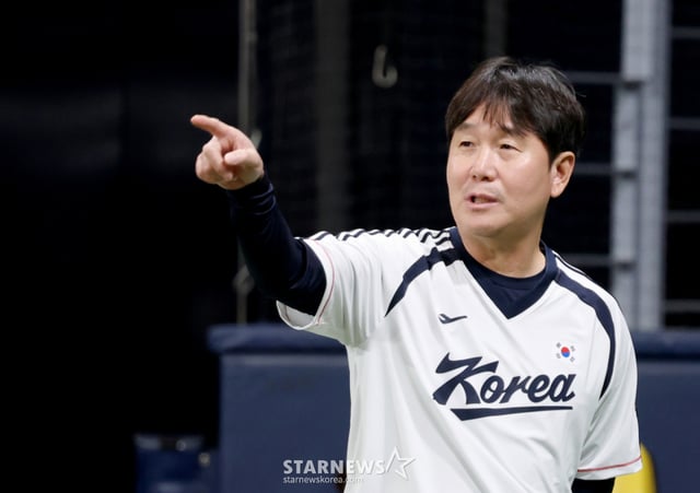 2026 아이치-나고야 아시안게임 야구대표팀의 공식 훈련이 16일 서울 고척스카이돔에서 열렸다. 대표팀 류지현 감독이 선수들에게 지시 사항을 전달하고 있다. /사진=김진경 kim.jinkyung@