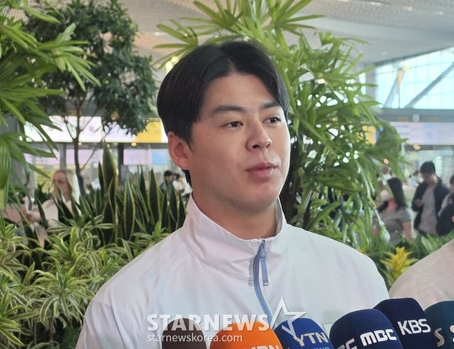 16일 출국 직전 취재기자들과 만난 노시환. /사진=박수진 기자