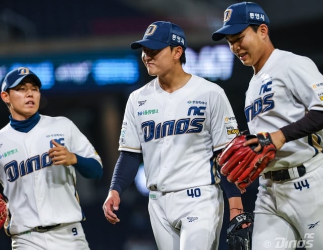 Lee Jun-hyuk (center). /Photo=NC Dinos provided