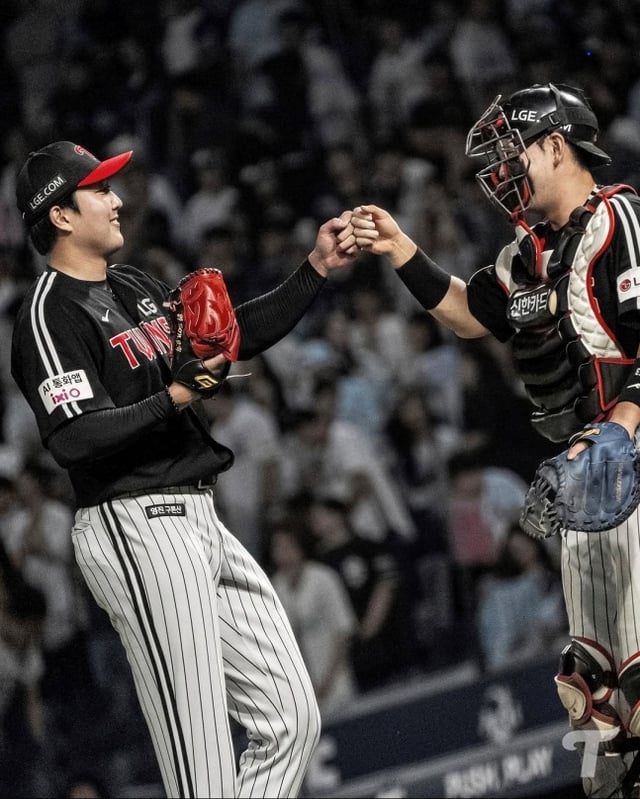 LGのソン·ジュヨンが15日、昌原NC戦で勝利した後、捕手のイ·ジュホンと喜んでいる。 /写真=LGツインズ提供
