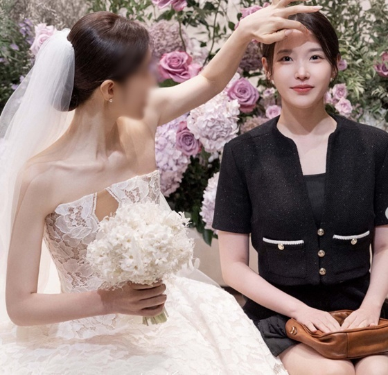 IU(右)及其发型师/照片=摄影师李敬浩