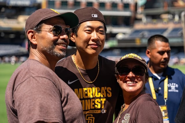 Song Sung-moon (centro) tomando una foto con los aficionados. /Foto=Redes sociales oficiales de los San Diego Padres