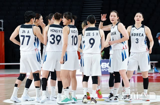 参加亚运会首轮比赛的韩国女子篮球国家队。/照片=NEWSIS