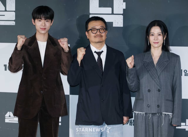배우 배현성, 연상호 감독, 배우 김현주가 18일 오전 서울 CGV용산아이파크몰에서 진행된 영화 '실낙원'(감독 연상호) 제작발표회에 참석해 포즈를 취하고 있다. 9년 전 캠핑스쿨 버스 실종 사건으로 아들을 잃은 엄마 류소영에게 죽은 줄 알았던 아들 류선우가 돌아오면서 벌어지는 이야기를 그린 심리 스릴러 '실낙원'은 내달 21일 개봉한다. /2026.09.18 /사진=이동훈 photoguy@