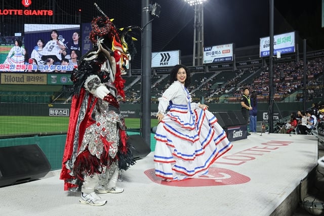 バチャタを壇上で披露する姿。 /写真=ロッテジャイアンツ