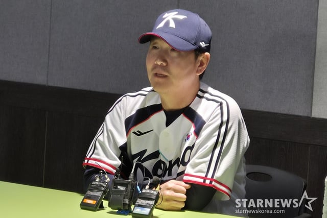 류지현 야구대표팀 감독이 17일 고척돔에서 상무와 연습경기를 마친 뒤 인터뷰를 하고 있다. /사진=신화섭 기자
