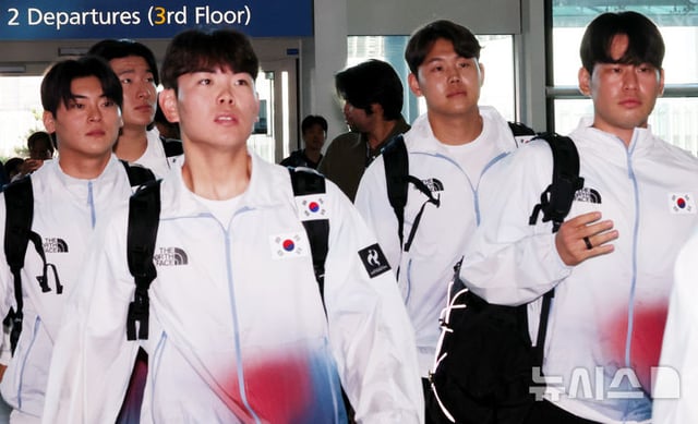 야구 대표팀 선수들이 18일 인천공항을 통해 일본으로 출국하고 있다. /사진=뉴시스