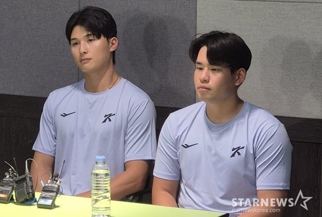 17일 상무와 연습경기 후 인터뷰하는 대표팀의 윤동희(왼쪽)와 김진욱(이상 롯데 자이언츠). /사진=신화섭 기자