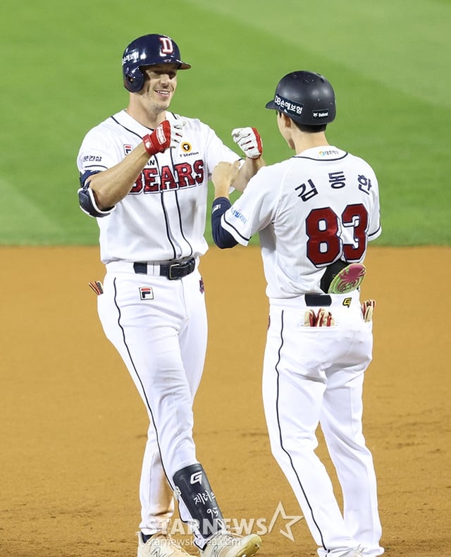 Jared Young (left) hitting a hit for Doosan this season and high-fiving coach Kim Dong-han and Haifa Eves. /Photo=Chief correspondent Kim Jin-kyung
