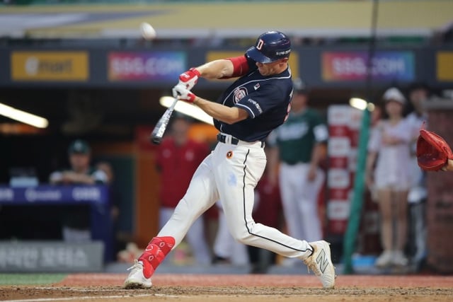 Jared Young swinging during the 2024 season. /Photo=Doosan Bears