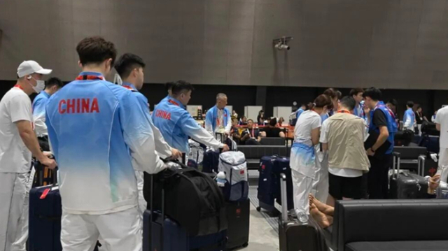 Chinese gymnastics team waiting due to registration issues. /Photo=Sina.com capture