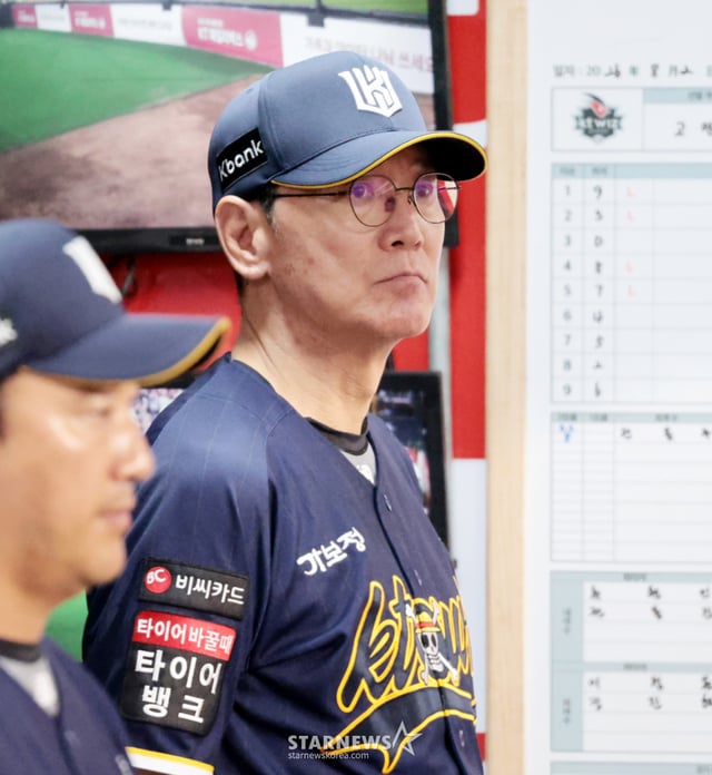 KT 5연승 이강철 감독이 2일 수원KT위즈파크에서 열린 2026KBO리그 KT위즈와 한화이글스 경기에서 그라운드를 응시하고 있다. 2026.08.02. /사진=강영조 선임기자