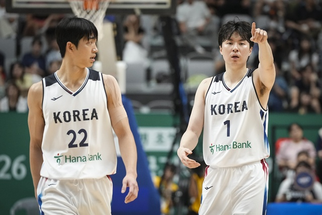 Yeo Jun-seok and Lee Hyun-jung (right). /Photo=Korea Basketball Association provided