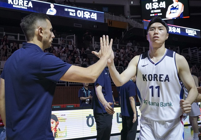 Nicolas Mazulis, head coach of the South Korean Nam Ja-nong-gu (CEO)team, and Lee Woo-seok (right). /Photo=Korea Basketball Association provided