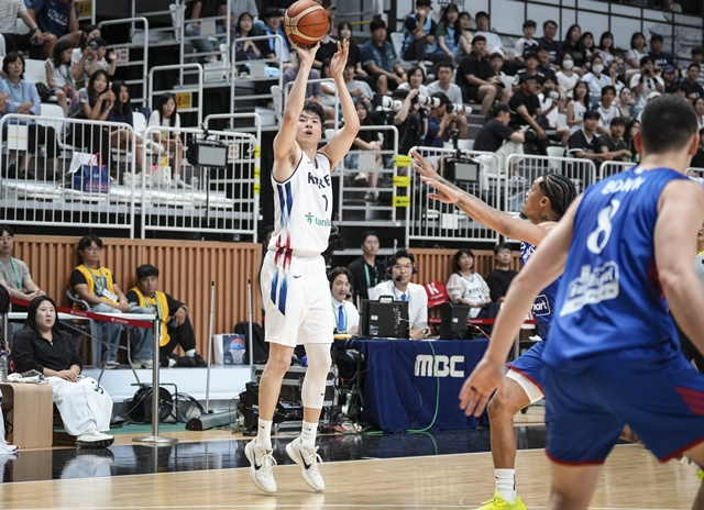 Lee Hyun-jung (left). /Photo=Korea Basketball Association provided