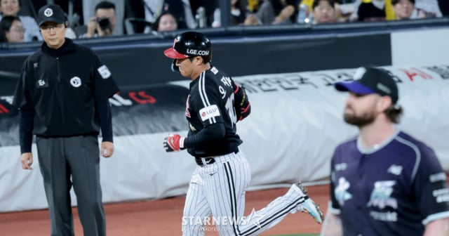 LG's sixth hitter Oh Ji-hwan is seen rounding the bases after hitting a solo home run over the right-field fence against Logan Allen in the bottom of the second inning during the the 18th game between KT Wiz and LG Twins at Suwon KT Wiz Park. 2026.09.18. /Photo=Senior Reporter Kang Young-jo