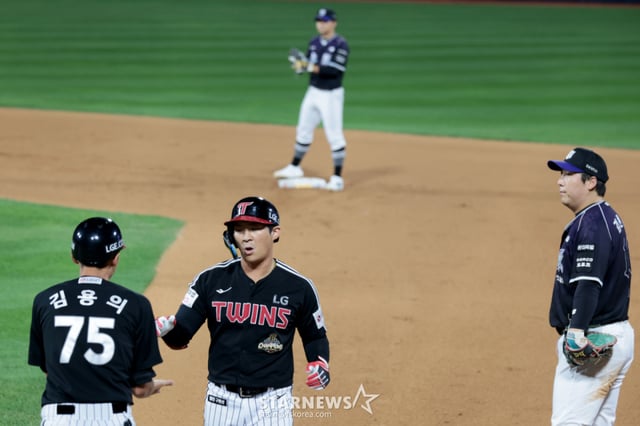LG's sixth hitter Oh Ji-hwan is seen reaching base with an RBI single in the top of the third inning during the the 18th game between KT Wiz and LG Twins at Suwon KT Wiz Park. 2026.09.18. /Photo=Senior Reporter Kang Young-jo