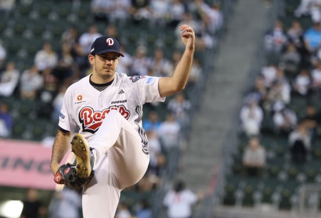 The game between Doosan Bears and Kiwoom Heroes held on the 18th at Seoul Jamsil Baseball Stadium. Doosan's foreign starter Jacklog is pitching hard. /Photo=Doosan Bears provided
