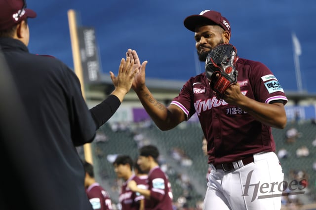 The game between Doosan Bears and Kiwoom Heroes held on the 18th at Seoul Jamsil Baseball Stadium. Alcantara is making a throw to Haifa. /Photo=Kiwoom Heroes provided