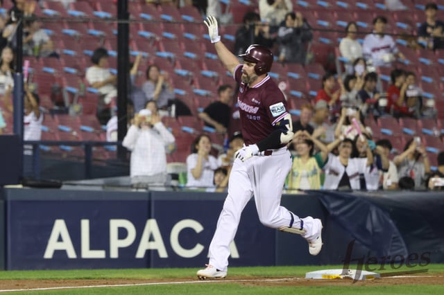 The game between Doosan Bears and Kiwoom Heroes held on the 18th at Seoul Jamsil Baseball Stadium. Davison is running around the field after hitting a home run. /Photo=Kiwoom Heroes provided
