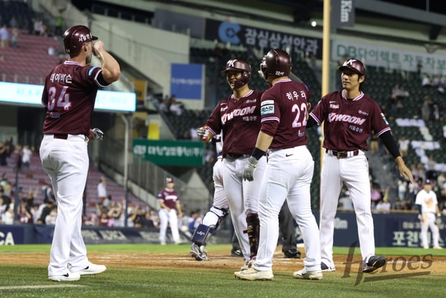 The game between Doosan Bears and Kiwoom Heroes held on the 18th at Seoul Jamsil Baseball Stadium. Park Chan-hyuk is receiving congratulations from his teammates after hitting a home run. /Photo=Kiwoom Heroes provided