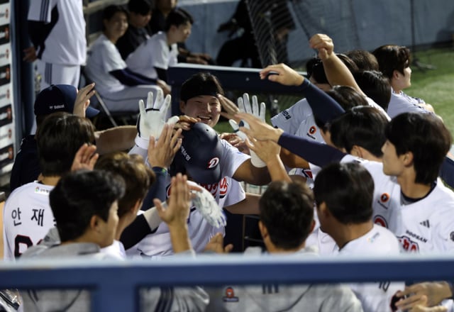 The game between Doosan Bears and Kiwoom Heroes held on the 18th at Seoul Jamsil Baseball Stadium. Doosan's Severino is receiving congratulations from his teammates after hitting a solo home run in the bottom of the 2nd inning. /Photo=Doosan Bears provided