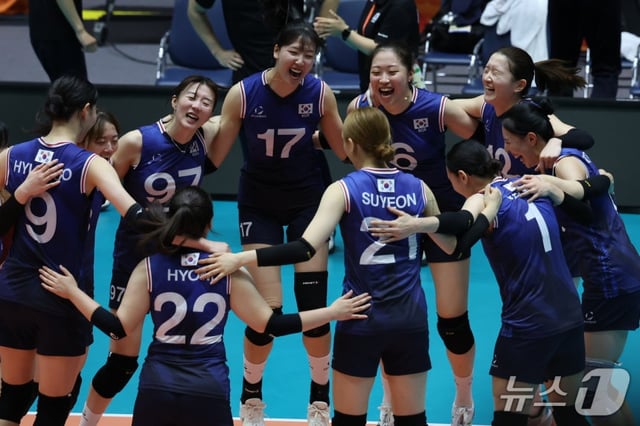 한국 여자배구 대표팀이 18일 일본 파크 아레나 고마키에서 열린 2026 아이치·나고야 아시안게임 여자배구 조별리그 D조 3차전 베트남과 경기에서 승리 후 기뻐하고 있다. /사진=뉴스1 제공