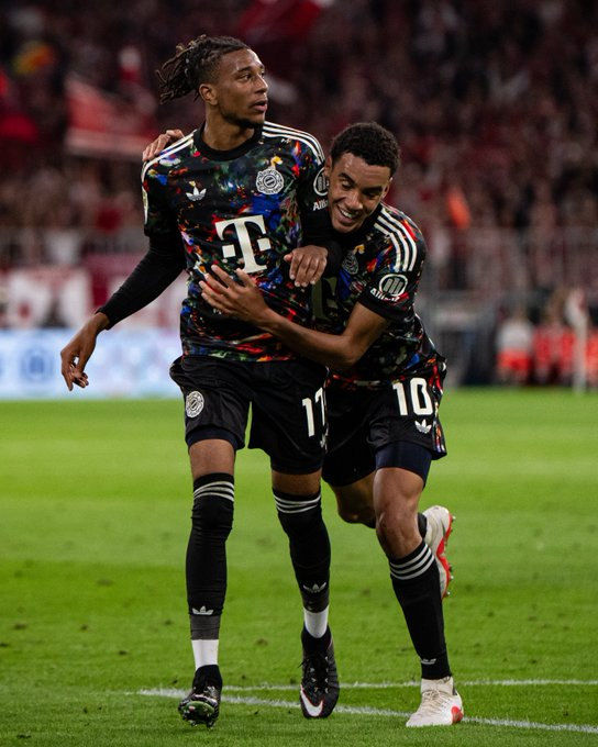 Jamal Musiala congratulates Michael Olise (left) after his hat-trick. /Photo=Bayern Munich Official Social Networking Service (SNS)