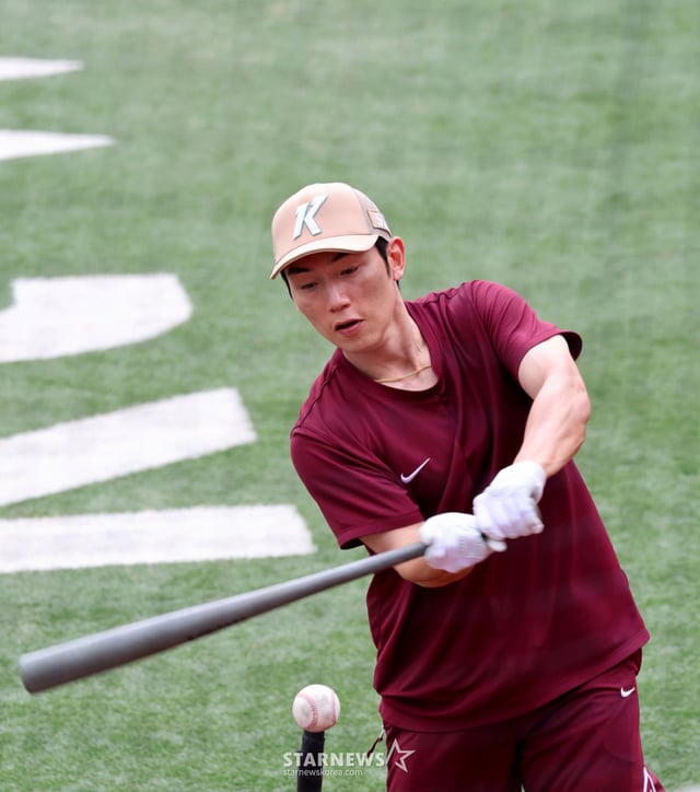 Seo Geon-chang, de Kiwoom Heroes, realiza entrenamientos de bateo como bateador diestro antes del último trío de partidos de la primera mitad de la Liga KBO 2026 contra KT Wiz en el parque SuwonKT Wiz, que se celebrará el día 8. 2026.07.08. /foto=reportero sénior Kang Young-jo cameratalks@