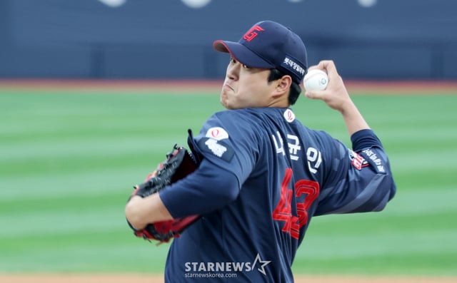 Na Gyun-an, lanzador diestro de Lotte, sale como abridor para el partido contra KT y realiza una gran actuación. /Foto=Kang Young-jo cameratalks@