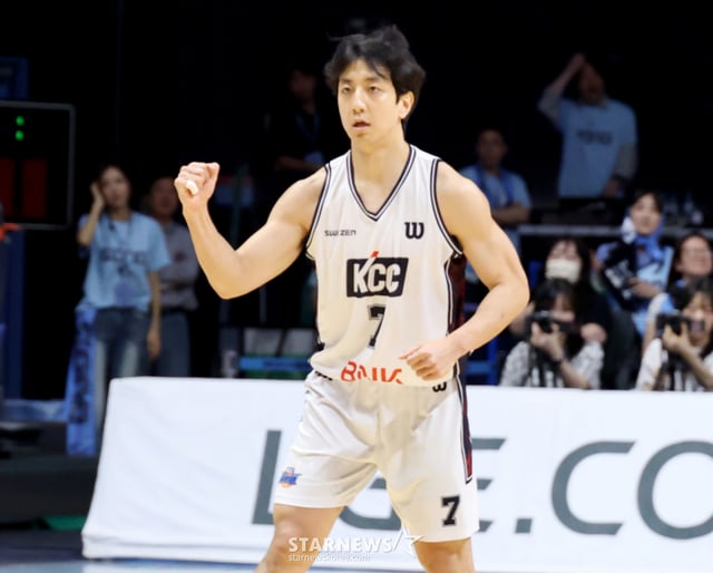 KCC 허훈이 13일 고양체육관에서 열린 LG전자 2025-2026 프로농구 챔피언결정전 고양소노와 부산KCC 5차전에서 3점슛을 성공한 후 자축하고 있다. . 2026.05.13. /사진=강영조 cameratalks@