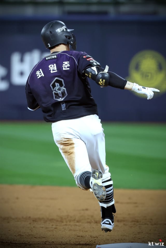 KT 최원준이 19일 수원 두산전에서 안타를 쳤다. /사진=KT 위즈 제공