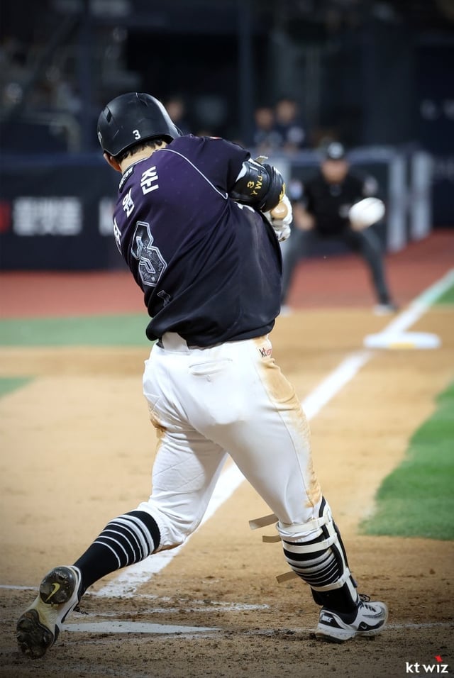 KT's Choi Won-jun is seen hitting a hit against Doosan at Suwon on the 19th. /Photo=KT Wiz provided