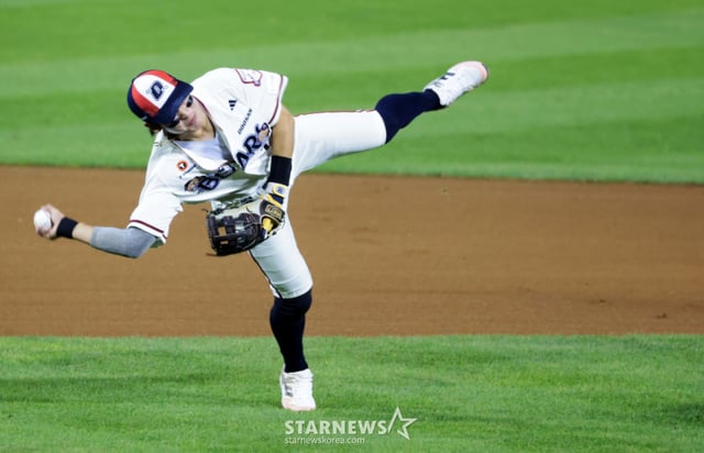 두산 유격수 박찬호가 3일 잠실야구장에서 열린 2026KBO리그 두산베어스와 LG트윈스 경기 6회초 LG 9번타자 박동원의 내야안타성 타구를 잡아 거의 누워서 1루로 송구를 하고 있다. 원심은 1루에서 박동원의 세이프가 선언됐지만 비디오판독을 통해 아웃으로 번복됐다. 호수비다. 2026.09.03. /사진=강영조 선임기자