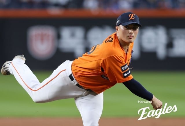 Hanwha Eagles' Park Jun-young (No. 96) is seen pitching as a starter against Samsung Lions on the 18th. /Photo=Hanwha Eagles provided