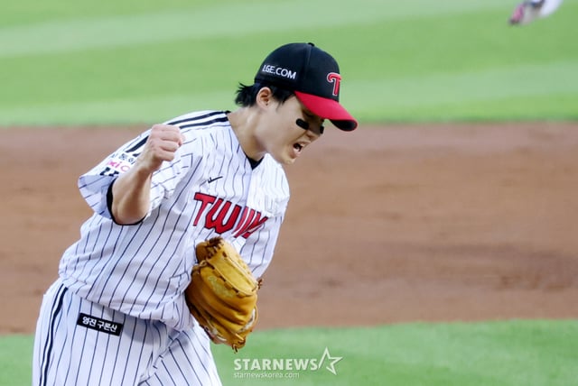 LG Twins' Lim Chan-kyu roars after pitching scoreless innings during his start against Hanwha Eagles at Seoul Jamsil Baseball Stadium on the 19th in their 2026 Shinhan SOL KBO League home game. /Photo=Chief correspondent Kim Jin-kyung