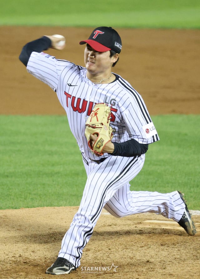 LG Twins' Ko Woo-seok pitches during his appearance in the top of the eighth inning against Hanwha Eagles at Seoul Jamsil Baseball Stadium on the 19th in their 2026 Shinhan SOL KBO League home game. /Photo=Chief correspondent Kim Jin-kyung