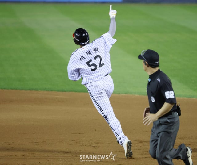 LG Twins' Lee Jae-won celebrates after hitting a walk-off solo home run in the bottom of the eighth inning during the 2026 Shinhan SOL KBO League home game against Hanwha Eagles at Seoul Jamsil Baseball Stadium on the 19th. /Photo=Chief correspondent Kim Jin-kyung